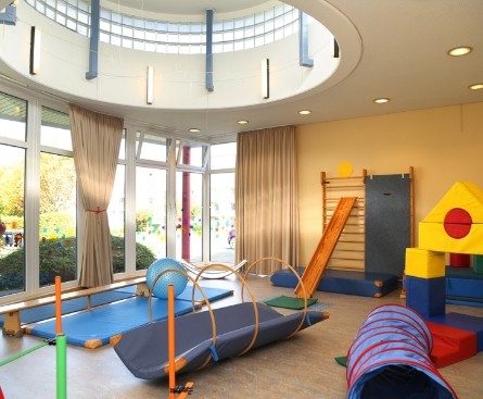 Turnraum mit vielen Spiel- und Sportgeräten