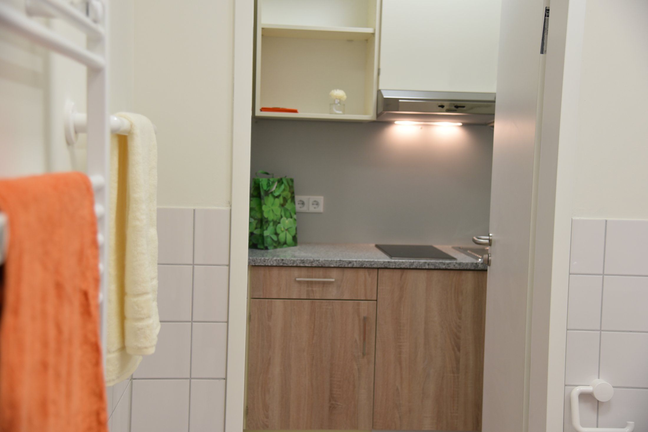 Küche in einem Studierendenwohnheim in Hamm, ausgestattet mit Schränken, Ablage und Kochfeld.