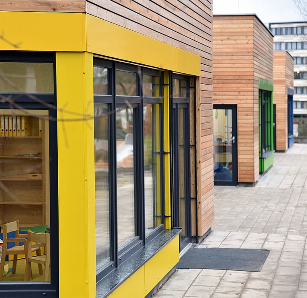 Foto von der gelben Fassader der Kita Zwerge