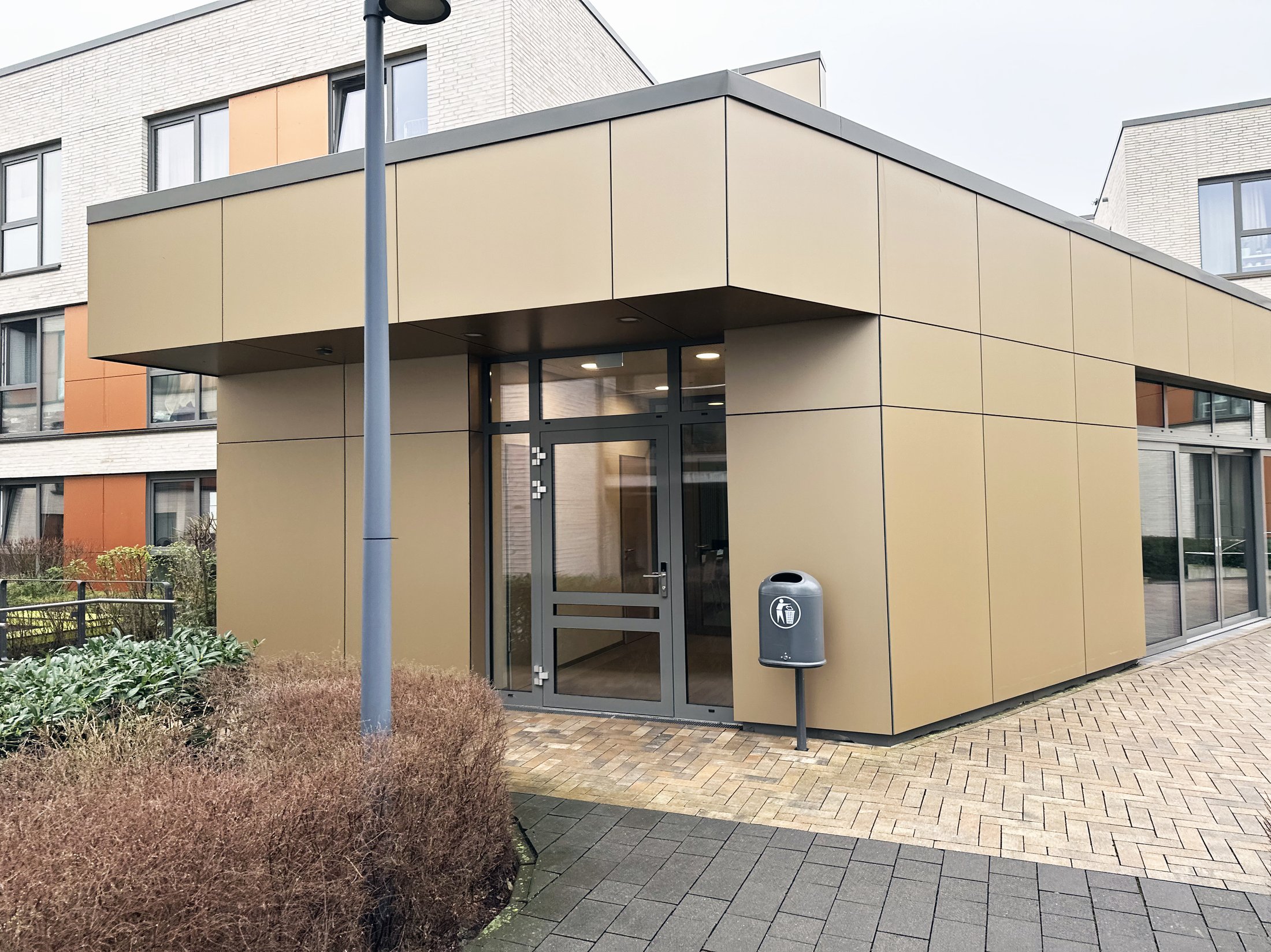 Eingang zum Studierendenwohnheim Paderborn - Lernraum Alois Fuchs Weg. Moderne Architektur mit klaren Linien.