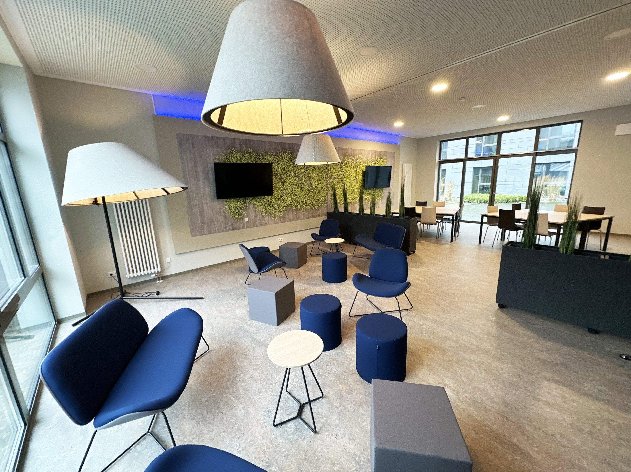 Moderne Lounge im Studierendenwohnheim Paderborn-Lernraum_Vogeliusweg mit gemütlichen Sitzmöbeln und Pflanzen.