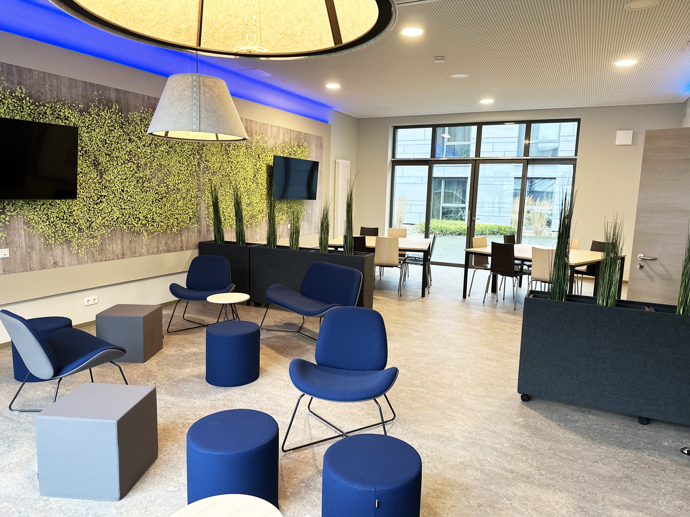 Gemütlicher Wohnraum im Studierendenwohnheim Paderborn-Lernraum_Vogeliusweg mit Sitzgelegenheiten und Pflanzen.