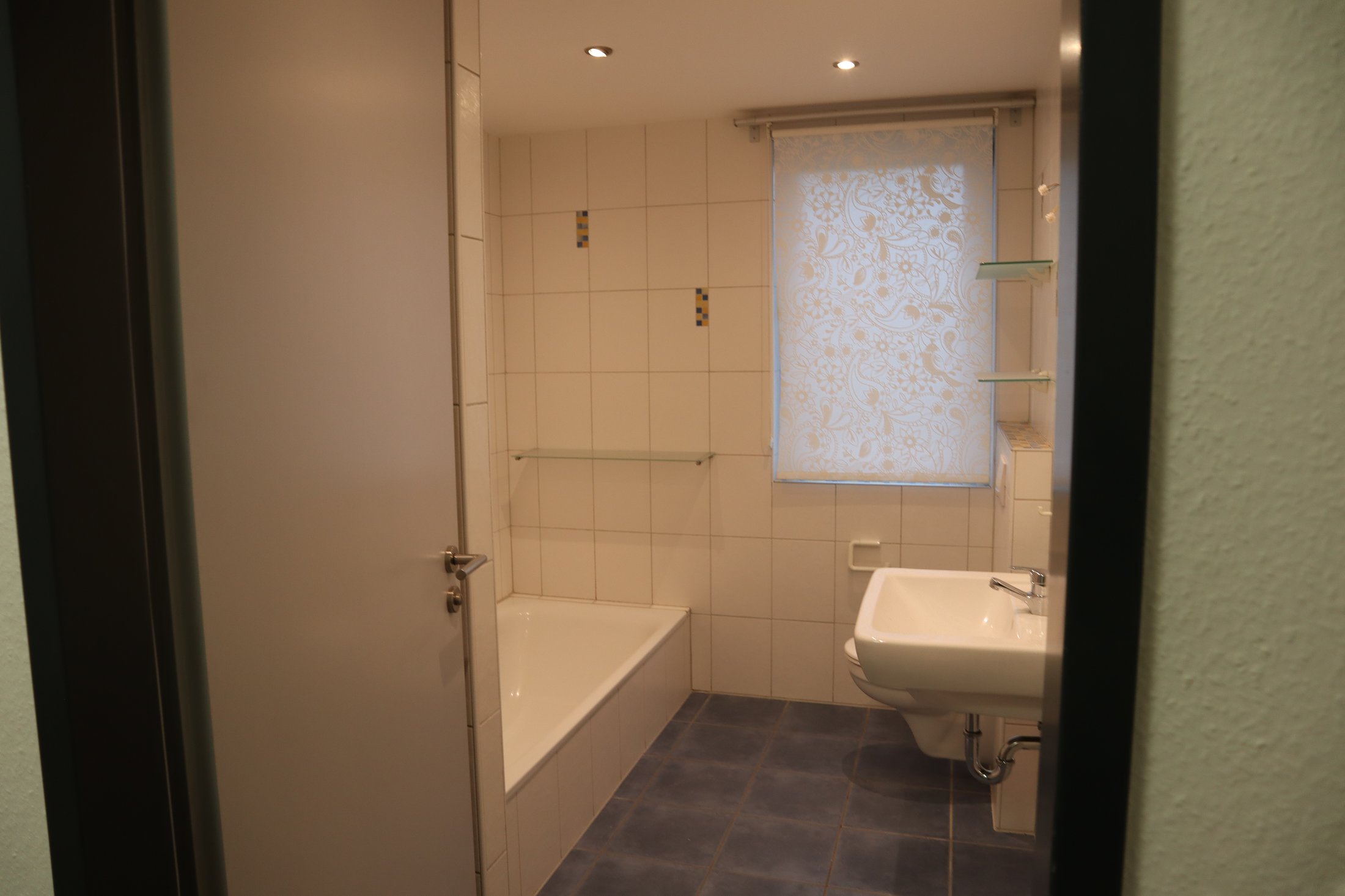 Barrierefreier ALT-Text: Badezimmer im Studierendenwohnheim Paderborn-Mersinweg_4 mit Badewanne und Waschbecken.