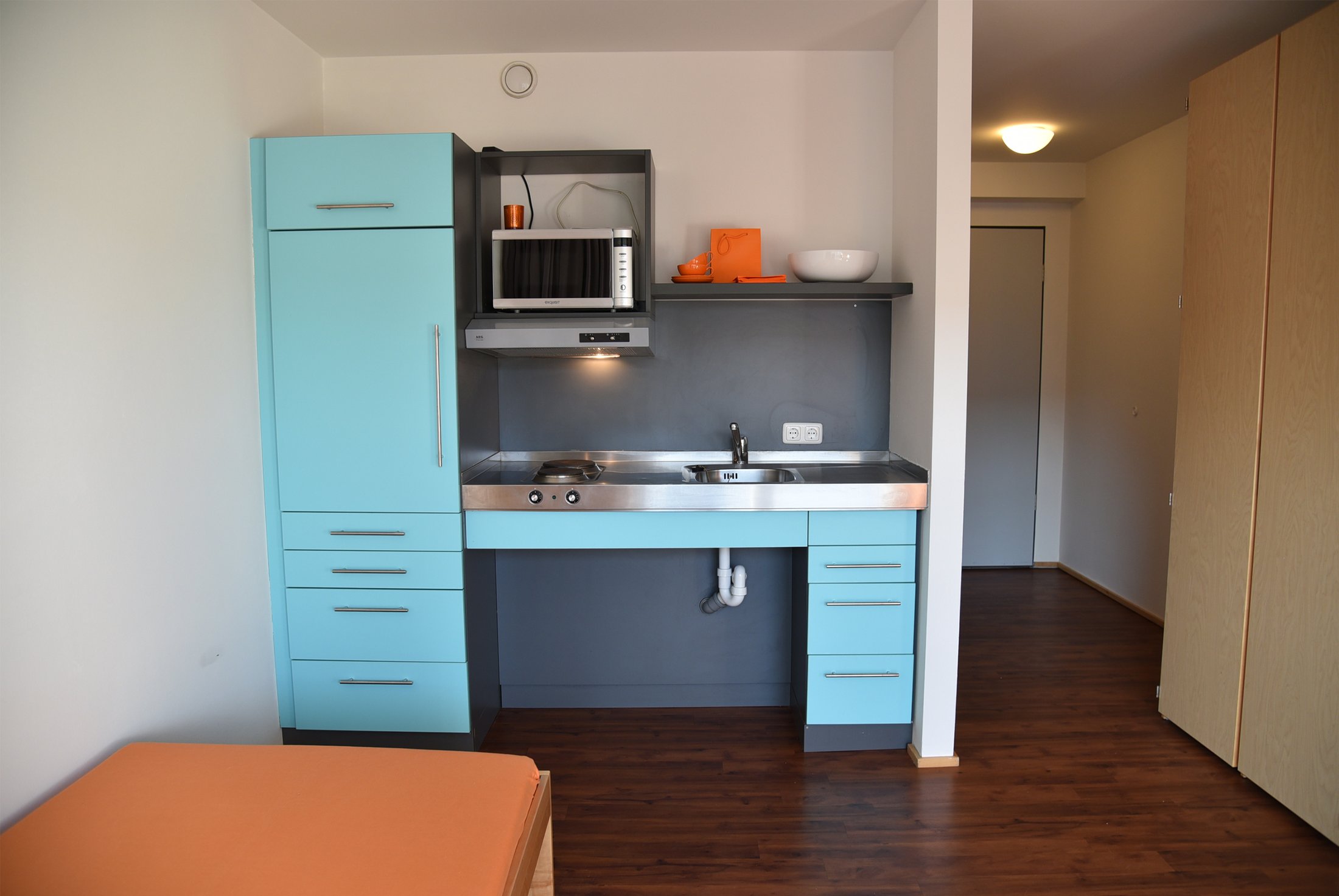 Küche und Möbel in einem Studierendenwohnheim, Paderborn-Mersinweg_4, mit modernen, hellen Farben.