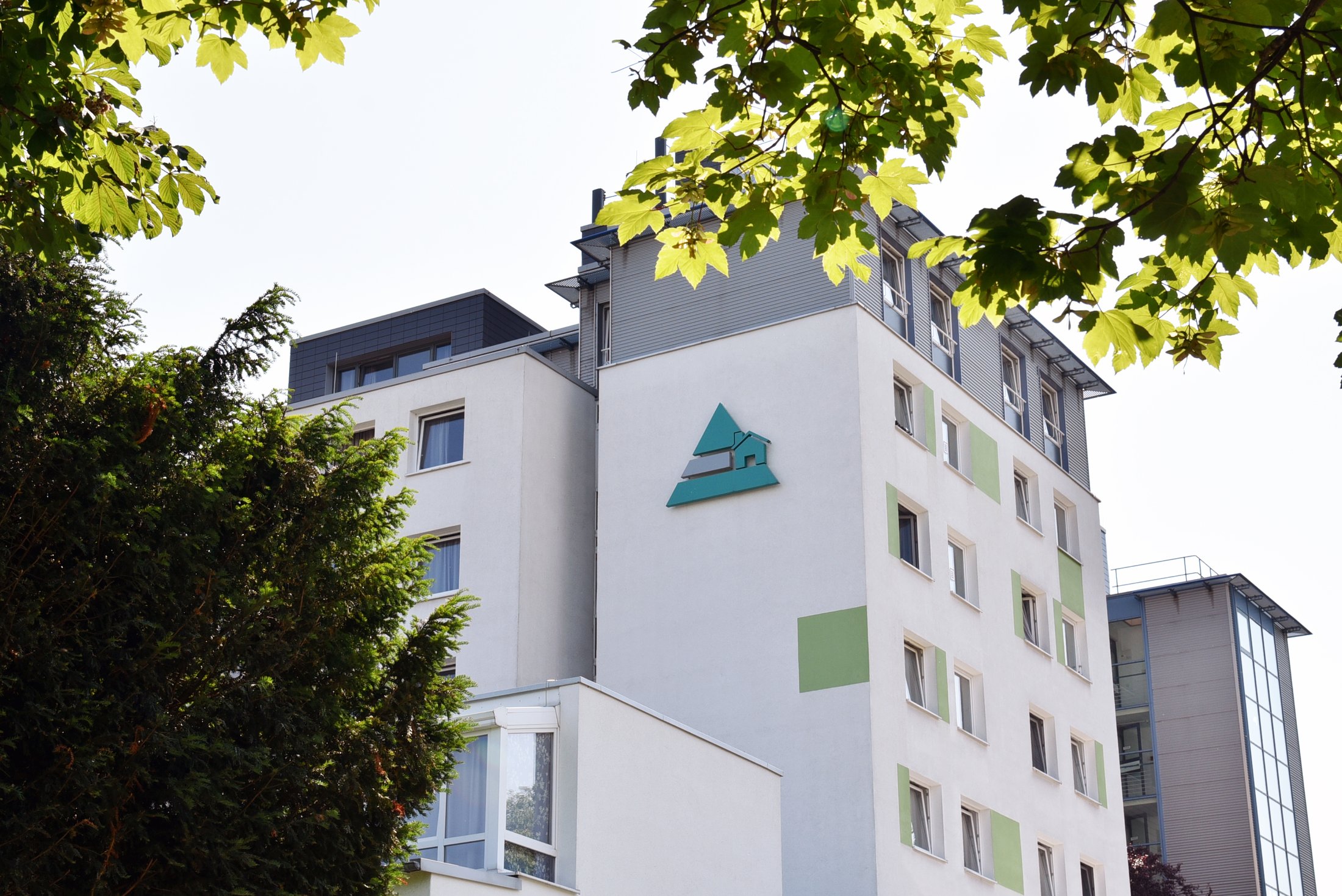 Studierendenwohnheim in Paderborn, Peter-Hille-Weg 11, moderne Architektur mit grünen Akzenten.