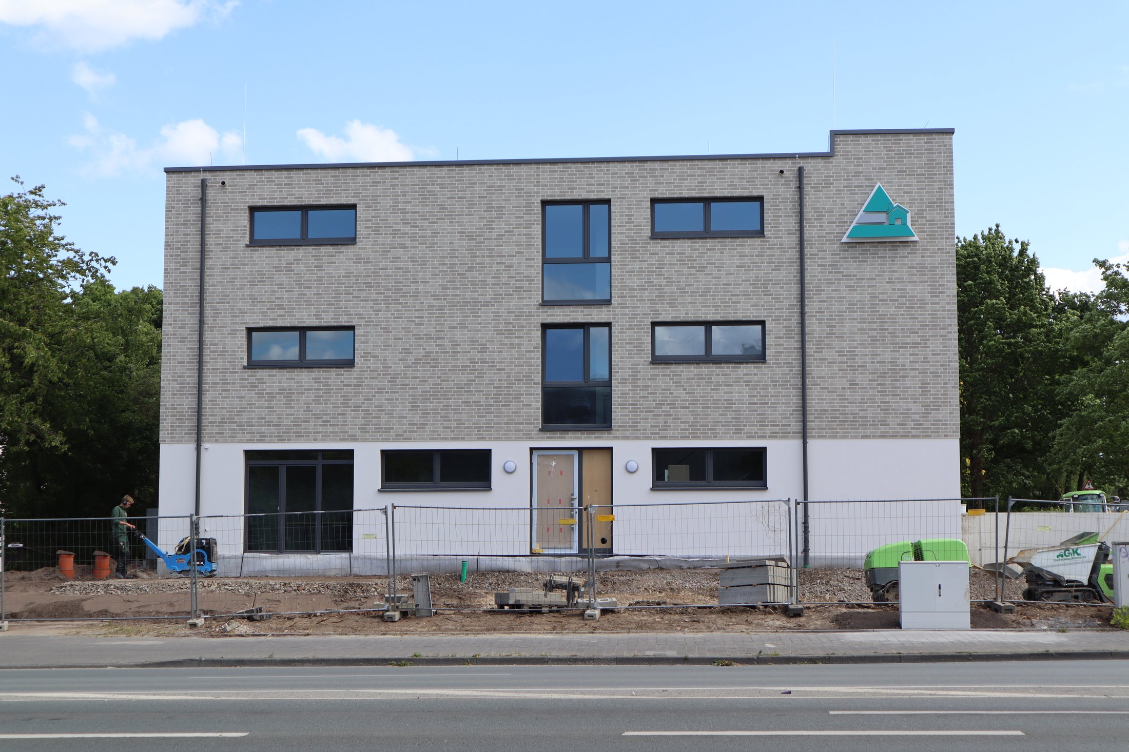 Neues Studierendenwohnheim in Paderborn-Pohlweg. Moderne Architektur mit großen Fenstern, Baustelle im Vordergrund.