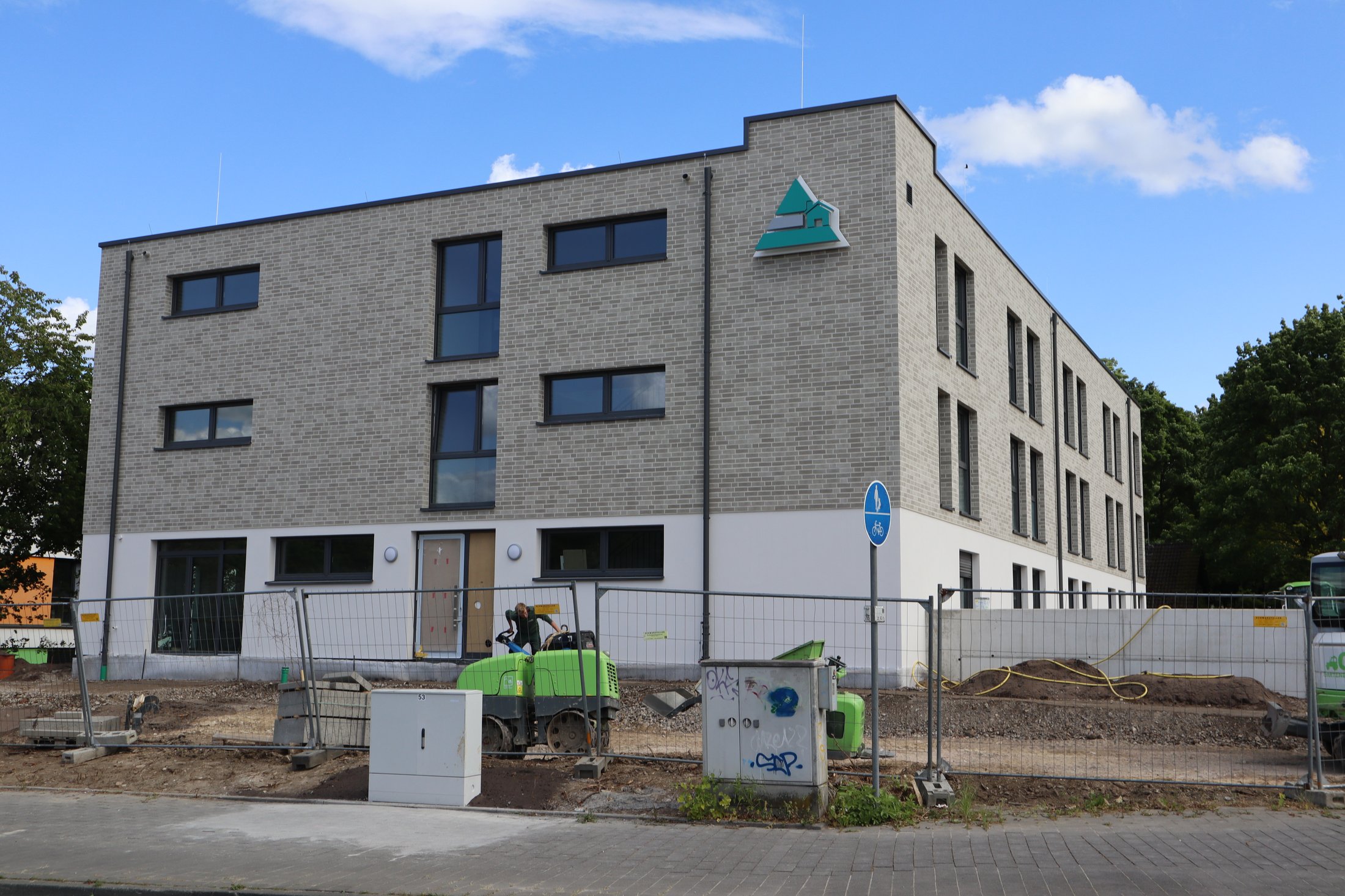 Studierendenwohnheim in Paderborn-Pohlweg mit grüner Bauausstattung und modernen Fenstern.