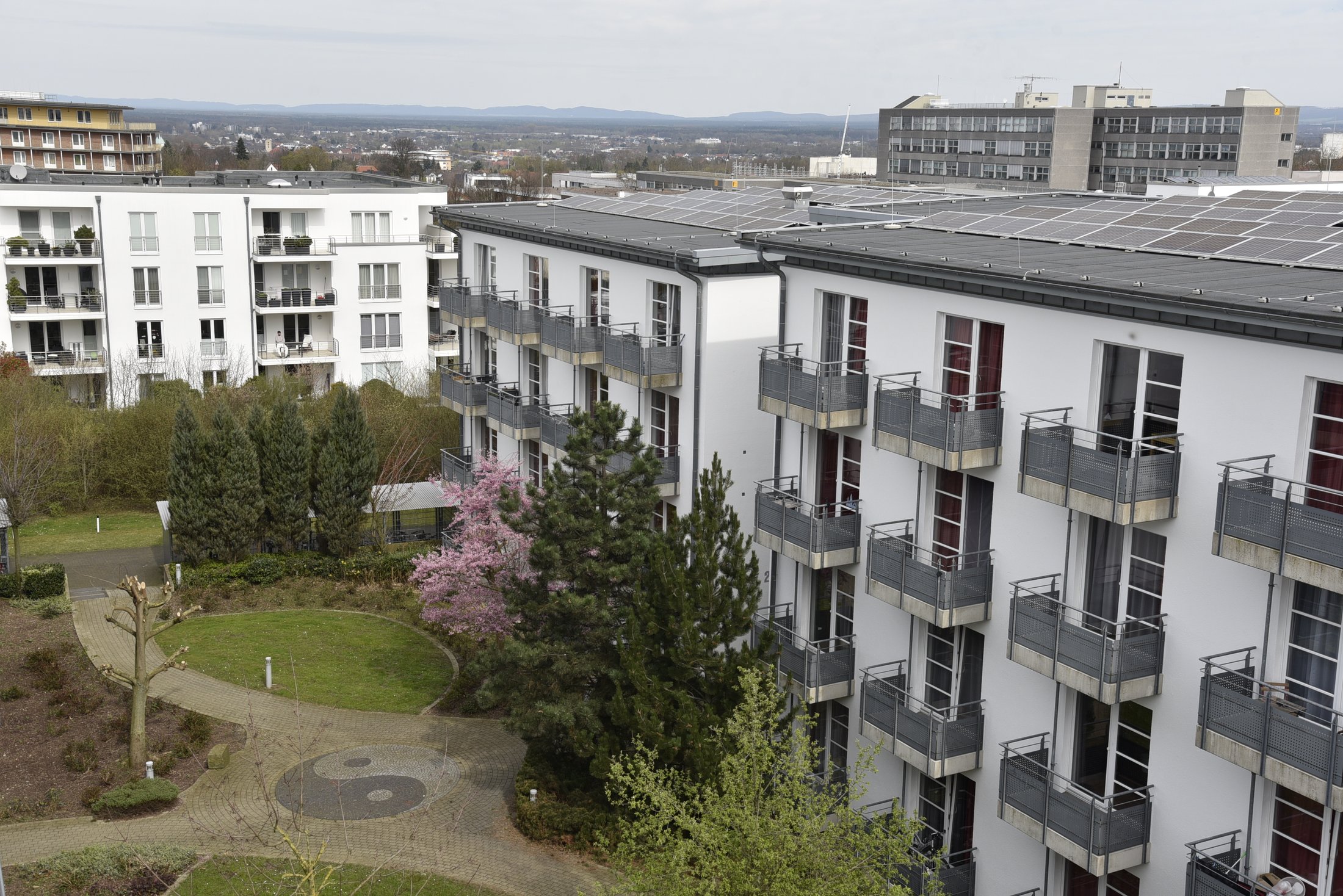 Studierendenwohnheim in Paderborn, Mersinweg 2, umgeben von Grünflächen und modernen Gebäuden.