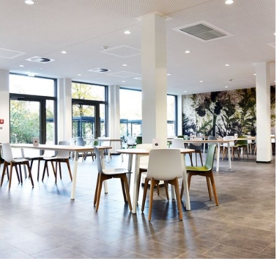 Foto vom Speisesaal der Uni Paderborn mit weißer Einrichtung und modernen Stühlen
