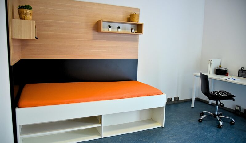 Studierendenwohnheim in Paderborn-Vogeliusweg: Heller Raum mit Bett und modernem Holzregal